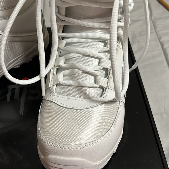 Millennium Three Venus womans lace up snowboard boots. - Picture 4 of 11